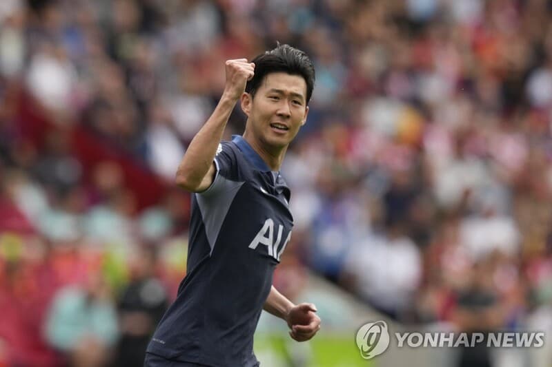 Caption Son Heung-Min challenges Man United